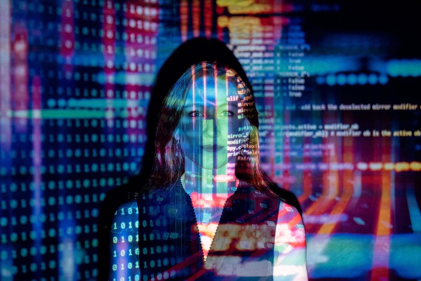 Il futuro del self check in rappresentato graficamente con una donna e dei riflessi di schermate su di lei e sul muro retrostante.