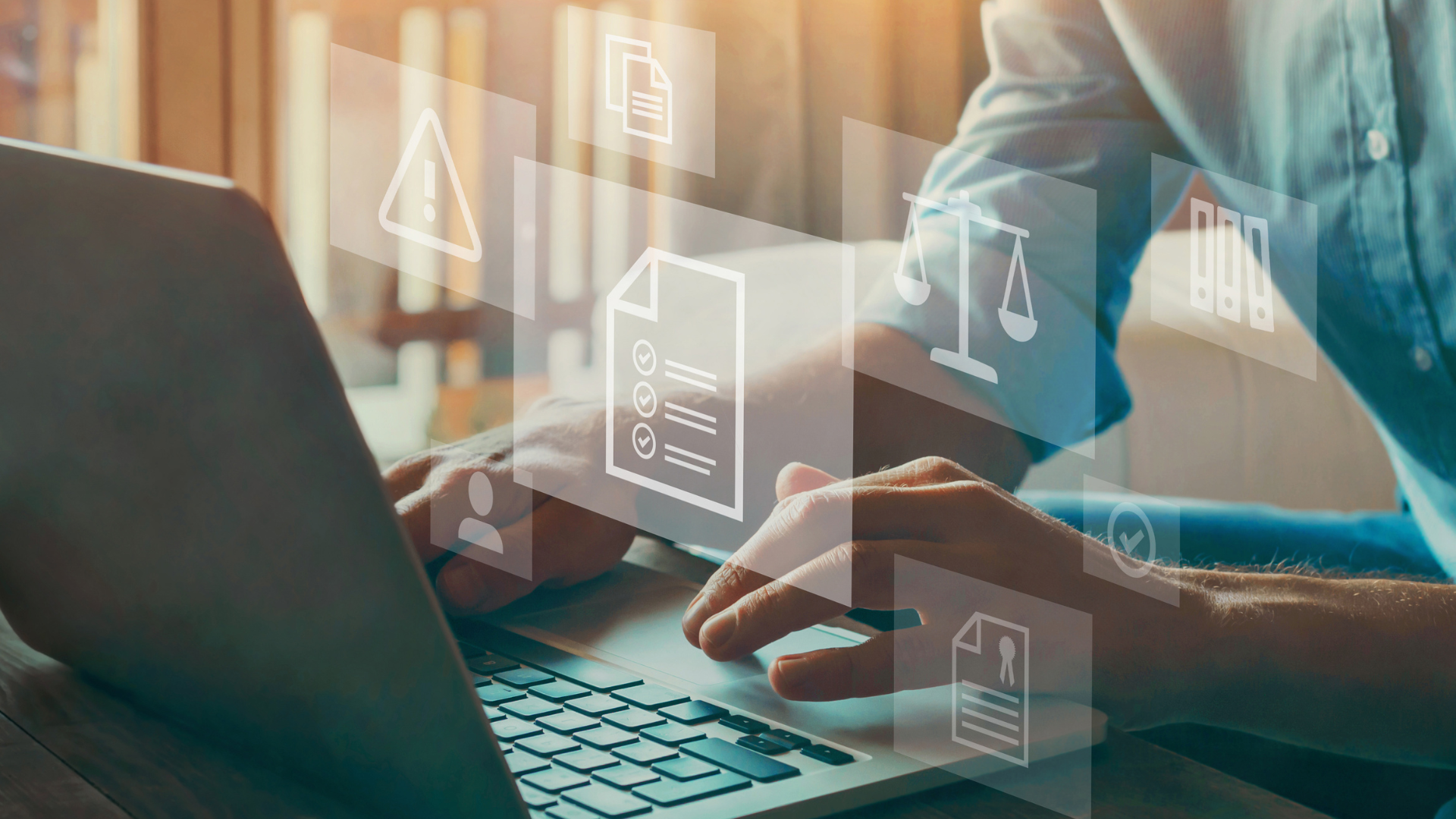 Persona che lavora su un computer portatile con icone virtuali sovrapposte che rappresentano documenti, avvisi legali e una bilancia della giustizia, simbolo di processi legali e gestione documentale digitale