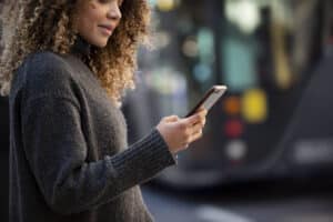 Illustrazione di un host che utilizza un sistema di self check-in digitale conforme alla normativa italiana