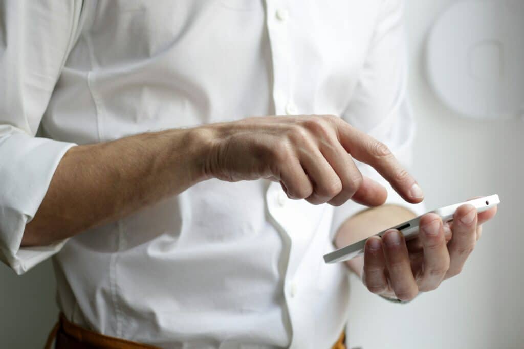 Persona che utilizza uno smartphone