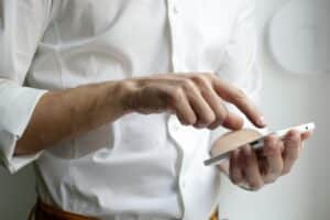 Persona che utilizza uno smartphone