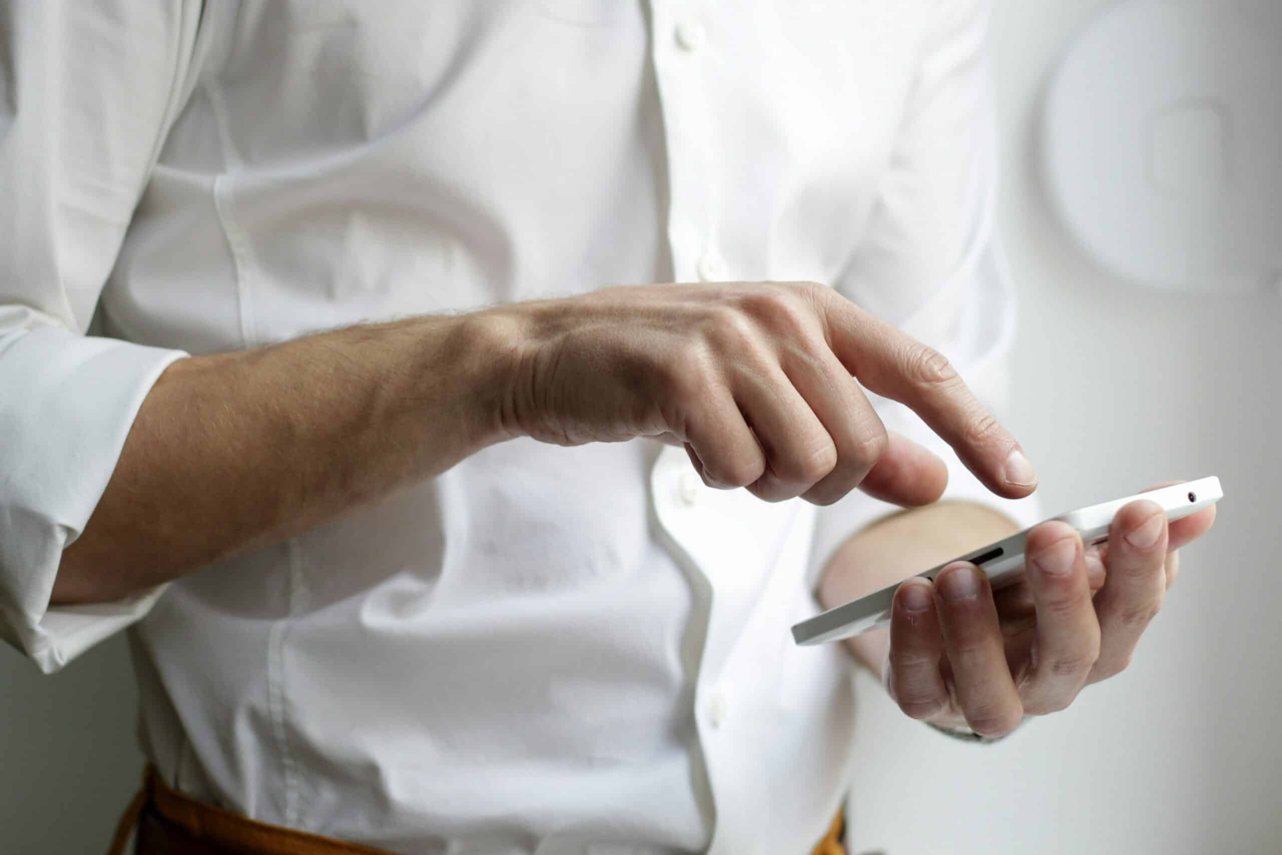 Persona che utilizza uno smartphone